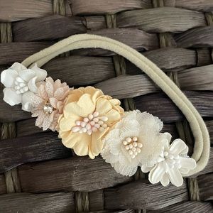 3/$20 🔷 Neutral Cream & White Baby Girls Flower Headband